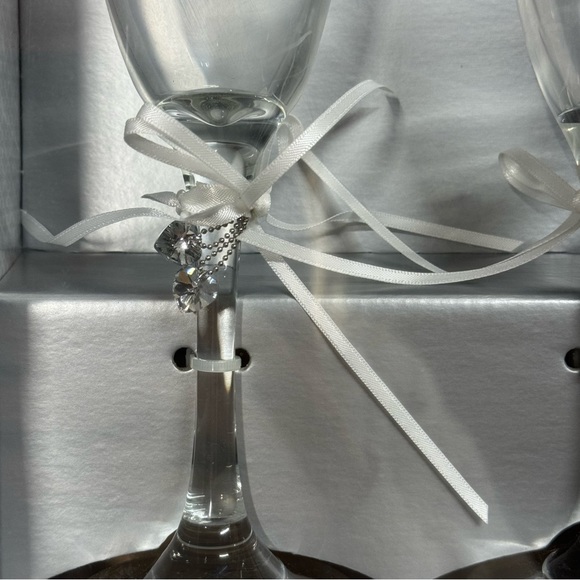Hortense B. Hewitt pack of 2 champagne flutes with bow and heart charms. - Picture 6 of 6